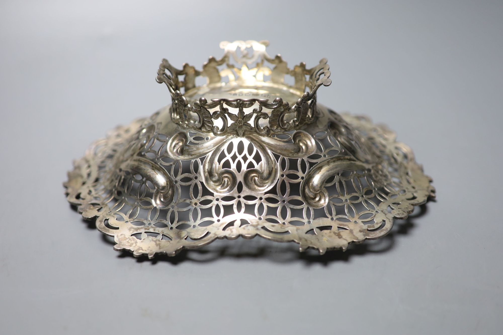 A late Victorian pierced silver sweetmeat dish, John Newton Mappin, London, 1894, 24.8cm, 12.5oz.